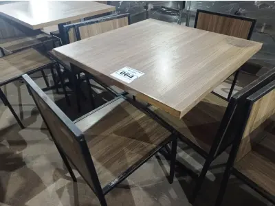 LOTE 064 - 01 CONJUNTO DE MESA COM TAMPO EM MADEIRA E PÉS DE FERRO COM 04 CADEIRAS MEDINDO 80CMX80CM. (NO ESTADO, NÃO SABEMOS SE FUNCIONA. LEILÃO NÃO TEM GARANTIA E NEM DEVOLUÇÃO).