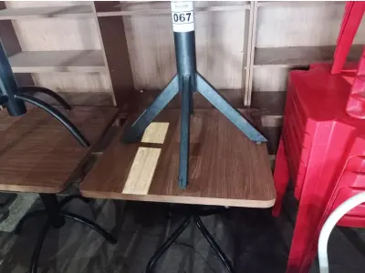 LOTE 067 - 02 MESAS COM TAMPO DE MADEIRA E PÉS DE FERRO MEDINDO 70CMX70CM. (NO ESTADO, NÃO SABEMOS SE FUNCIONA. LEILÃO NÃO TEM GARANTIA E NEM DEVOLUÇÃO).