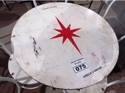 LOTE 075 - 01 CONJUNTO DE MESA COM 04 CADEIRAS STELA ARTOIS. (NO ESTADO, NÃO SABEMOS SE FUNCIONA. LEILÃO NÃO TEM GARANTIA E NEM DEVOLUÇÃO).