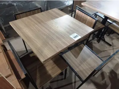 LOTE 065 - 01 CONJUNTO DE MESA COM TAMPO EM MADEIRA E PÉS DE FERRO COM 04 CADEIRAS MEDINDO 80CMX80CM. (NO ESTADO, NÃO SABEMOS SE FUNCIONA. LEILÃO NÃO TEM GARANTIA E NEM DEVOLUÇÃO).