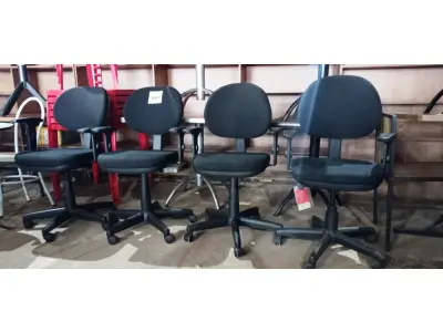 LOTE 083 - 04 CADEIRAS GIRATÓRIAS PARA ESCRITÓRIO. (NO ESTADO, NÃO SABEMOS SE FUNCIONA. LEILÃO NÃO TEM GARANTIA E NEM DEVOLUÇÃO).