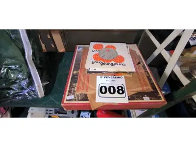 LOTE 008 - 01 LOTE COM DISCOS DE VINIL (NO ESTADO, NÃO SABEMOS SE FUNCIONA. LEILÃO NÃO TEM GARANTIA E NEM DEVOLUÇÃO).