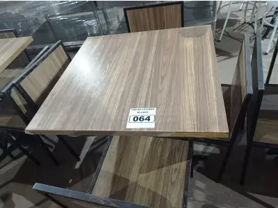 LOTE 064 - 01 CONJUNTO DE MESA COM TAMPO EM MADEIRA E PÉS DE FERRO COM 04 CADEIRAS MEDINDO 80CMX80CM. (NO ESTADO, NÃO SABEMOS SE FUNCIONA. LEILÃO NÃO TEM GARANTIA E NEM DEVOLUÇÃO).
