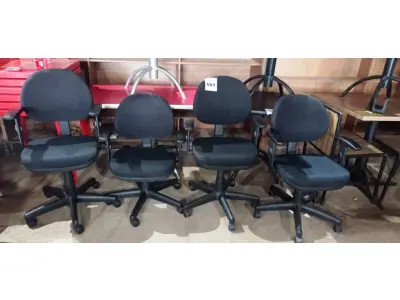 LOTE 081 - 04 CADEIRAS GIRATÓRIAS PARA ESCRITÓRIO. (NO ESTADO, NÃO SABEMOS SE FUNCIONA. LEILÃO NÃO TEM GARANTIA E NEM DEVOLUÇÃO).