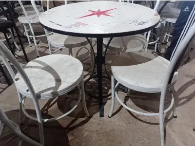 LOTE 074 - 01 CONJUNTO DE MESA COM 04 CADEIRAS STELA ARTOIS. (NO ESTADO, NÃO SABEMOS SE FUNCIONA. LEILÃO NÃO TEM GARANTIA E NEM DEVOLUÇÃO).