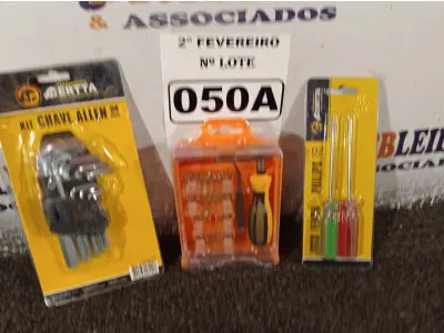 LOTE 050 - 01 KIT DE CHAVE ALLEN, 01 KIT DE CHAVES DE PRECISÃO E 01 JOGO DE CHAVES FENDA/PHILIPS 02 PEÇAS. (NO ESTADO) ATENÇÃO! FAZER A VISITAÇÃO ANTES DE ARREMATAR, NÃO SABEMOS SE FUNCIONA. LEILÃO NÃO TEM GARANTIA E NEM DEVOLUÇÃO, SUJEITO A POSSÍVEIS AVARIAS VISÍVEIS/OCULTAS E/OU AUSÊNCIA DE COMPONENTES.