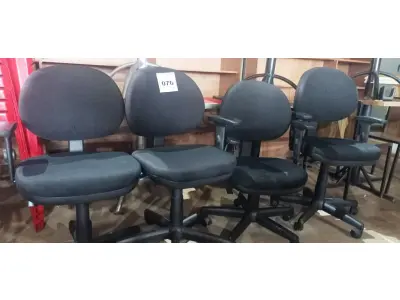 LOTE 076 - 04 CADEIRAS GIRATÓRIAS PARA ESCRITÓRIO. (NO ESTADO, NÃO SABEMOS SE FUNCIONA. LEILÃO NÃO TEM GARANTIA E NEM DEVOLUÇÃO).