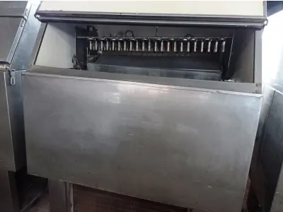 LOTE 101 - 01 MÁQUINA DE GELO EVEREST ECG  150KG/DIA COM AVARIAS EM AÇO INOX. (NO ESTADO, NÃO SABEMOS SE FUNCIONA. LEILÃO NÃO TEM GARANTIA E NEM DEVOLUÇÃO).