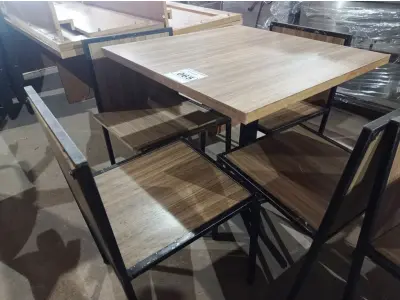 LOTE 065 - 01 CONJUNTO DE MESA COM TAMPO EM MADEIRA E PÉS DE FERRO COM 04 CADEIRAS MEDINDO 80CMX80CM. (NO ESTADO, NÃO SABEMOS SE FUNCIONA. LEILÃO NÃO TEM GARANTIA E NEM DEVOLUÇÃO).