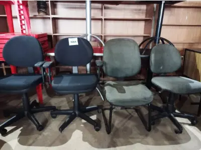 LOTE 088 - 04 CADEIRAS GIRATÓRIAS PARA ESCRITÓRIO. (NO ESTADO, NÃO SABEMOS SE FUNCIONA. LEILÃO NÃO TEM GARANTIA E NEM DEVOLUÇÃO).