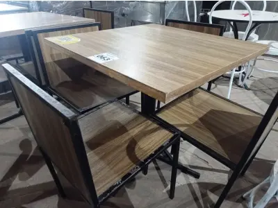 LOTE 063 - 01 CONJUNTO DE MESA COM TAMPO EM MADEIRA E PÉS DE FERRO COM 04 CADEIRAS MEDINDO 80CMX80CM. (NO ESTADO, NÃO SABEMOS SE FUNCIONA. LEILÃO NÃO TEM GARANTIA E NEM DEVOLUÇÃO).