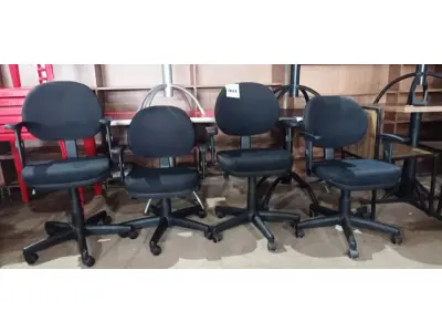 LOTE 081 - 04 CADEIRAS GIRATÓRIAS PARA ESCRITÓRIO. (NO ESTADO, NÃO SABEMOS SE FUNCIONA. LEILÃO NÃO TEM GARANTIA E NEM DEVOLUÇÃO).