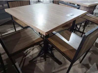 LOTE 064 - 01 CONJUNTO DE MESA COM TAMPO EM MADEIRA E PÉS DE FERRO COM 04 CADEIRAS MEDINDO 80CMX80CM. (NO ESTADO, NÃO SABEMOS SE FUNCIONA. LEILÃO NÃO TEM GARANTIA E NEM DEVOLUÇÃO).