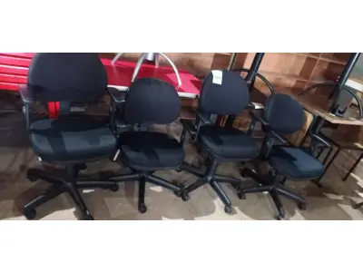 LOTE 081 - 04 CADEIRAS GIRATÓRIAS PARA ESCRITÓRIO. (NO ESTADO, NÃO SABEMOS SE FUNCIONA. LEILÃO NÃO TEM GARANTIA E NEM DEVOLUÇÃO).