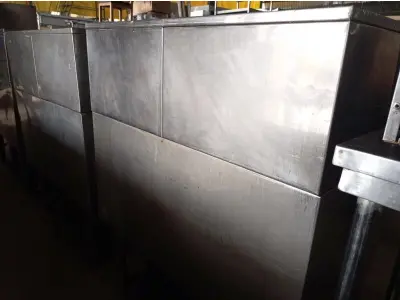LOTE 100 - 01 MÁQUINA DE GELO EVEREST ECG  150KG/DIA COM AVARIAS EM AÇO INOX. (NO ESTADO, NÃO SABEMOS SE FUNCIONA. LEILÃO NÃO TEM GARANTIA E NEM DEVOLUÇÃO).
