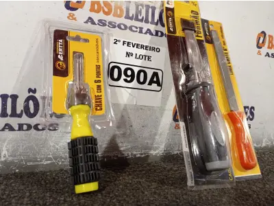 LOTE 090 - 01 CHAVE COM 05 PONTAS INTERCAMBIÁVEIS, 01 FORMÃO E 01 LIMA CHATA 6”. (NO ESTADO) ATENÇÃO! FAZER A VISITAÇÃO ANTES DE ARREMATAR, NÃO SABEMOS SE FUNCIONA. LEILÃO NÃO TEM GARANTIA E NEM DEVOLUÇÃO, SUJEITO A POSSÍVEIS AVARIAS VISÍVEIS/OCULTAS E/OU AUSÊNCIA DE COMPONENTES.