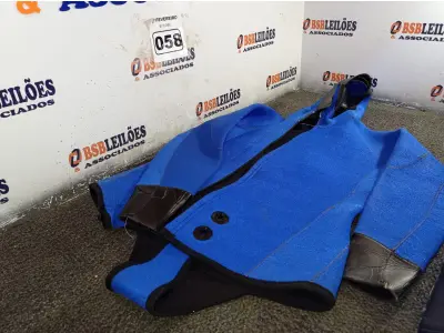 LOTE 058 - 01 ROUPA DE MERGULHO FEMININO N* 5 MARCA MARES (NO ESTADO, NÃO SABEMOS SE FUNCIONA. LEILÃO NÃO TEM GARANTIA E NEM DEVOLUÇÃO).