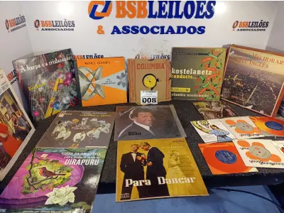 LOTE 008 - 01 LOTE COM DISCOS DE VINIL (NO ESTADO, NÃO SABEMOS SE FUNCIONA. LEILÃO NÃO TEM GARANTIA E NEM DEVOLUÇÃO).