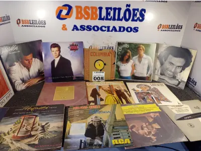 LOTE 008 - 01 LOTE COM DISCOS DE VINIL (NO ESTADO, NÃO SABEMOS SE FUNCIONA. LEILÃO NÃO TEM GARANTIA E NEM DEVOLUÇÃO).