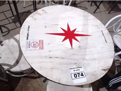 LOTE 074 - 01 CONJUNTO DE MESA COM 04 CADEIRAS STELA ARTOIS. (NO ESTADO, NÃO SABEMOS SE FUNCIONA. LEILÃO NÃO TEM GARANTIA E NEM DEVOLUÇÃO).