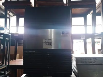 LOTE 098 - 01 MÁQUINA DE GELO 50KG/DIA MANITOWOC FUNCIONANDO. (NO ESTADO, NÃO SABEMOS SE FUNCIONA. LEILÃO NÃO TEM GARANTIA E NEM DEVOLUÇÃO).