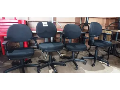 LOTE 082 - 04 CADEIRAS GIRATÓRIAS PARA ESCRITÓRIO. (NO ESTADO, NÃO SABEMOS SE FUNCIONA. LEILÃO NÃO TEM GARANTIA E NEM DEVOLUÇÃO).