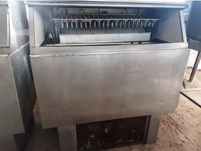 LOTE 102 - 01 MÁQUINA DE GELO EVEREST ECG  150KG/DIA COM AVARIAS EM AÇO INOX. (NO ESTADO, NÃO SABEMOS SE FUNCIONA. LEILÃO NÃO TEM GARANTIA E NEM DEVOLUÇÃO).