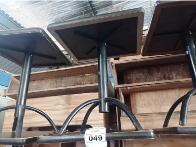 LOTE 049 - 03 MESAS DE MADEIRA E PÉS DE FERRO MEDIDAS VARIADAS. (NO ESTADO, NÃO SABEMOS SE FUNCIONA. LEILÃO NÃO TEM GARANTIA E NEM DEVOLUÇÃO).