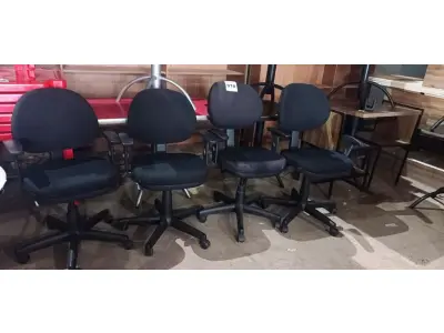 LOTE 078 - 04 CADEIRAS GIRATÓRIAS PARA ESCRITÓRIO. (NO ESTADO, NÃO SABEMOS SE FUNCIONA. LEILÃO NÃO TEM GARANTIA E NEM DEVOLUÇÃO).