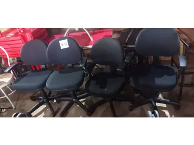 LOTE 076 - 04 CADEIRAS GIRATÓRIAS PARA ESCRITÓRIO. (NO ESTADO, NÃO SABEMOS SE FUNCIONA. LEILÃO NÃO TEM GARANTIA E NEM DEVOLUÇÃO).