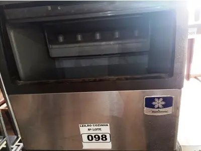 LOTE 098 - 01 MÁQUINA DE GELO 50KG/DIA MANITOWOC FUNCIONANDO. (NO ESTADO, NÃO SABEMOS SE FUNCIONA. LEILÃO NÃO TEM GARANTIA E NEM DEVOLUÇÃO).