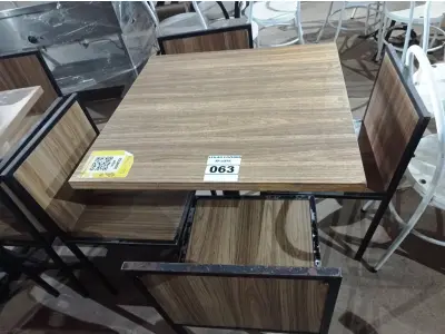 LOTE 063 - 01 CONJUNTO DE MESA COM TAMPO EM MADEIRA E PÉS DE FERRO COM 04 CADEIRAS MEDINDO 80CMX80CM. (NO ESTADO, NÃO SABEMOS SE FUNCIONA. LEILÃO NÃO TEM GARANTIA E NEM DEVOLUÇÃO).
