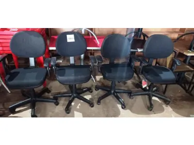 LOTE 083 - 04 CADEIRAS GIRATÓRIAS PARA ESCRITÓRIO. (NO ESTADO, NÃO SABEMOS SE FUNCIONA. LEILÃO NÃO TEM GARANTIA E NEM DEVOLUÇÃO).