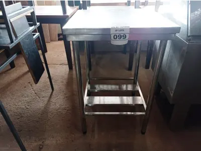 LOTE 099 - 01 MESA COM PANELEIRO 60CMX60CM EM AÇO INOX 304. (NO ESTADO, NÃO SABEMOS SE FUNCIONA. LEILÃO NÃO TEM GARANTIA E NEM DEVOLUÇÃO).