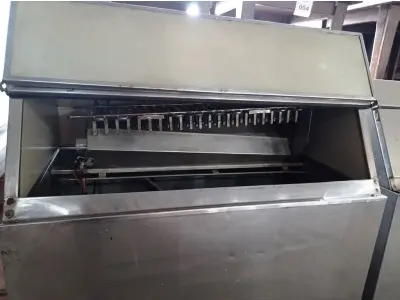 LOTE 100 - 01 MÁQUINA DE GELO EVEREST ECG  150KG/DIA COM AVARIAS EM AÇO INOX. (NO ESTADO, NÃO SABEMOS SE FUNCIONA. LEILÃO NÃO TEM GARANTIA E NEM DEVOLUÇÃO).