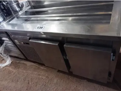 LOTE 139 - 01 BALCÃO REFRIGERADO COM CONDIMENTADORA MEDINDO 137CMX71CM EM AÇO INOX. (NO ESTADO) LEILÃO NÃO TEM GARANTIA E NEM DEVOLUÇÃO).