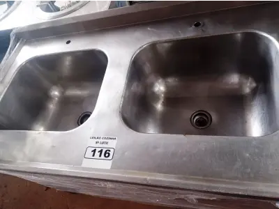 LOTE 116 - 01 PIA COM 02 TANQUES MEDINDO 150CMX70CM COM ESPELHO EM AÇO INOX. (NO ESTADO, NÃO SABEMOS SE FUNCIONA. LEILÃO NÃO TEM GARANTIA E NEM DEVOLUÇÃO).