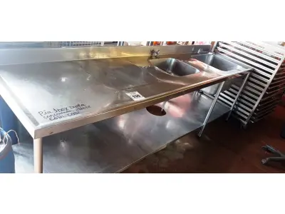 LOTE 190 - 01 MESA COM 02 PIAS E PANELEIRO EM AÇO INOX MEDINDO 288CM72CM. (NO ESTADO, NÃO SABEMOS SE FUNCIONA. LEILÃO NÃO TEM GARANTIA E NEM DEVOLUÇÃO).