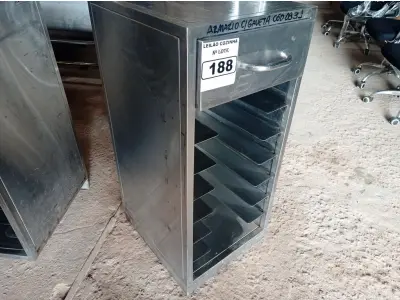 LOTE 188 - 01 CARRINHO DE TRANSPORTE DE ALIMENTOS PARA 7 BANDEJAS E 01 GAVETA EM AÇO INOX. (NO ESTADO, NÃO SABEMOS SE FUNCIONA. LEILÃO NÃO TEM GARANTIA E NEM DEVOLUÇÃO).
