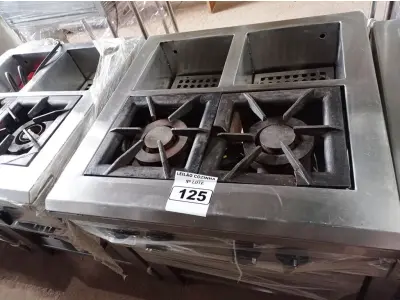LOTE 125 - 01 FOGÃO INDUSTRIAL 02 BOCAS COM FRITADEIRA ELÉTRICA ACOPLADA EM AÇO INOX PARA FAST FOOD SERVINOX. (NO ESTADO. LEILÃO NÃO TEM GARANTIA E NEM DEVOLUÇÃO).