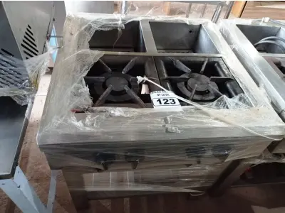 LOTE 123 - 01 FOGÃO INDUSTRIAL 02 BOCAS COM FRITADEIRA ELÉTRICA ACOPLADA EM AÇO INOX PARA FAST FOOD SERVINOX. (NO ESTADO. LEILÃO NÃO TEM GARANTIA E NEM DEVOLUÇÃO).