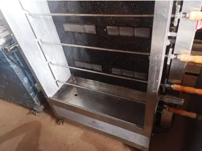 LOTE 106 - 01 ASSADEIRA DE FRANGO PRO GÁS PARA 30 FRANGOS COM 06 ESPETOS FALTANDO 01 VIDRO EM AÇO INOX. (NO ESTADO, NÃO SABEMOS SE FUNCIONA.LEILÃO NÃO TEM GARANTIA E NEM DEVOLUÇÃO).