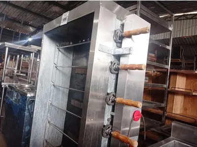 LOTE 106 - 01 ASSADEIRA DE FRANGO PRO GÁS PARA 30 FRANGOS COM 06 ESPETOS FALTANDO 01 VIDRO EM AÇO INOX. (NO ESTADO, NÃO SABEMOS SE FUNCIONA.LEILÃO NÃO TEM GARANTIA E NEM DEVOLUÇÃO).