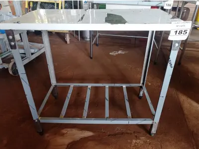 LOTE 185 - 01 MESA COM PANELEIRO MEDINDO 100CMX56CM EM AÇO INOX. (NOVO)(NO ESTADO, NÃO SABEMOS SE FUNCIONA. LEILÃO NÃO TEM GARANTIA E NEM DEVOLUÇÃO).
