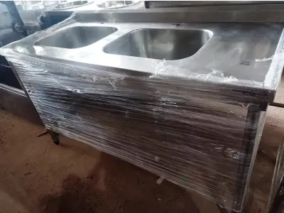 LOTE 116 - 01 PIA COM 02 TANQUES MEDINDO 150CMX70CM COM ESPELHO EM AÇO INOX. (NO ESTADO, NÃO SABEMOS SE FUNCIONA. LEILÃO NÃO TEM GARANTIA E NEM DEVOLUÇÃO).