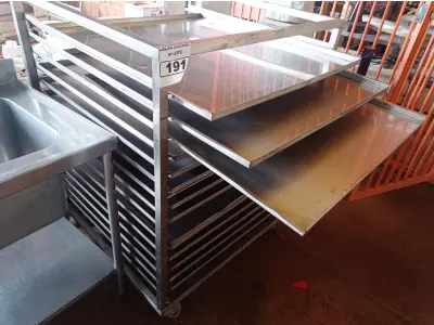 LOTE 191 - 01 CARRINHO INDUSTRIAL COM RODINHAS E 15 BANDEJAS MEDINDO 98CMX96CM EM AÇO INOX. (UTILIZADO PARA INDUSTRIAS DE PIZZA, SALGADOS E PASTEIS) (NO ESTADO, NÃO SABEMOS SE FUNCIONA. LEILÃO NÃO TEM GARANTIA E NEM DEVOLUÇÃO).