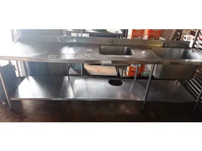 LOTE 190 - 01 MESA COM 02 PIAS E PANELEIRO EM AÇO INOX MEDINDO 288CM72CM. (NO ESTADO, NÃO SABEMOS SE FUNCIONA. LEILÃO NÃO TEM GARANTIA E NEM DEVOLUÇÃO).