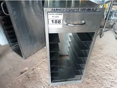 LOTE 188 - 01 CARRINHO DE TRANSPORTE DE ALIMENTOS PARA 7 BANDEJAS E 01 GAVETA EM AÇO INOX. (NO ESTADO, NÃO SABEMOS SE FUNCIONA. LEILÃO NÃO TEM GARANTIA E NEM DEVOLUÇÃO).