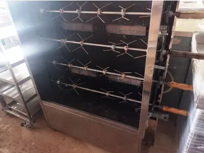 LOTE 117 - 01 ASSADEIRA DE FRANGO VENANCIO PARA 30 FRANGOS COM 06 ESPETOS EM AÇO INOX. (NO ESTADO, NÃO SABEMOS SE FUNCIONA.LEILÃO NÃO TEM GARANTIA E NEM DEVOLUÇÃO).
