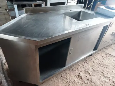 LOTE 151 - 01 BALCÃO SECO COM PIA, MEDINDO 143CMX71CM EM AÇO INOX. (NO ESTADO, NÃO SABEMOS SE FUNCIONA. LEILÃO NÃO TEM GARANTIA E NEM DEVOLUÇÃO).